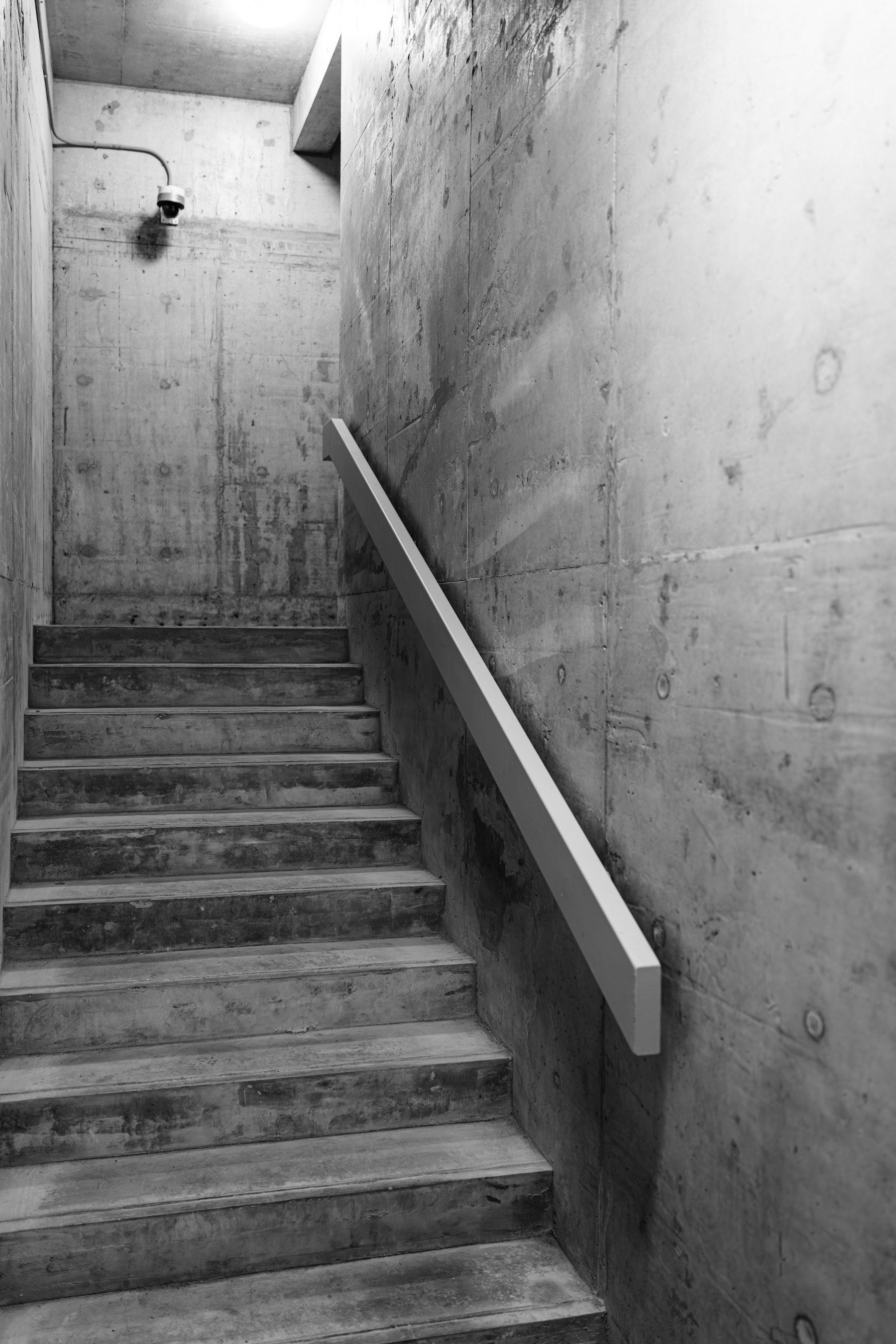 Escalier de béton brut éclairé latéralement