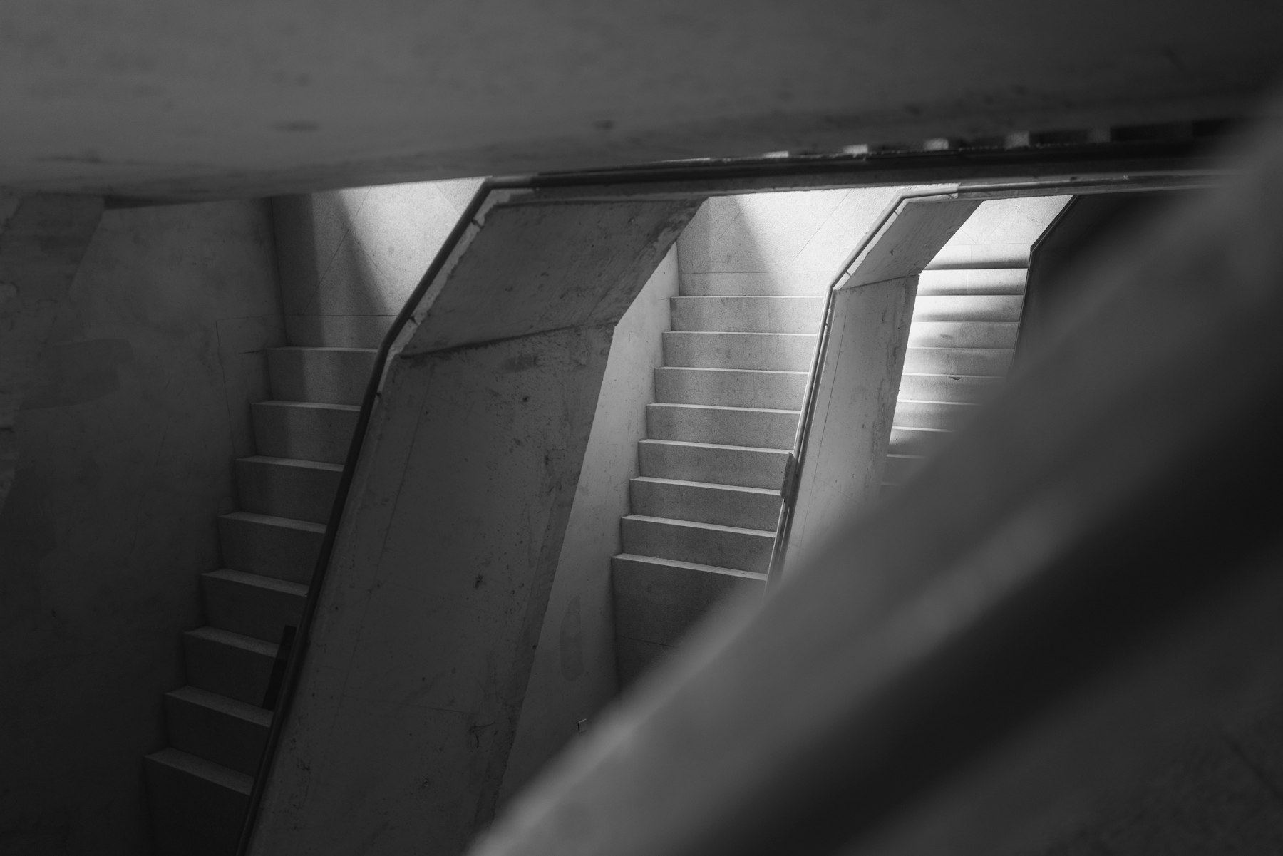 Escaliers de béton dans la pénombre