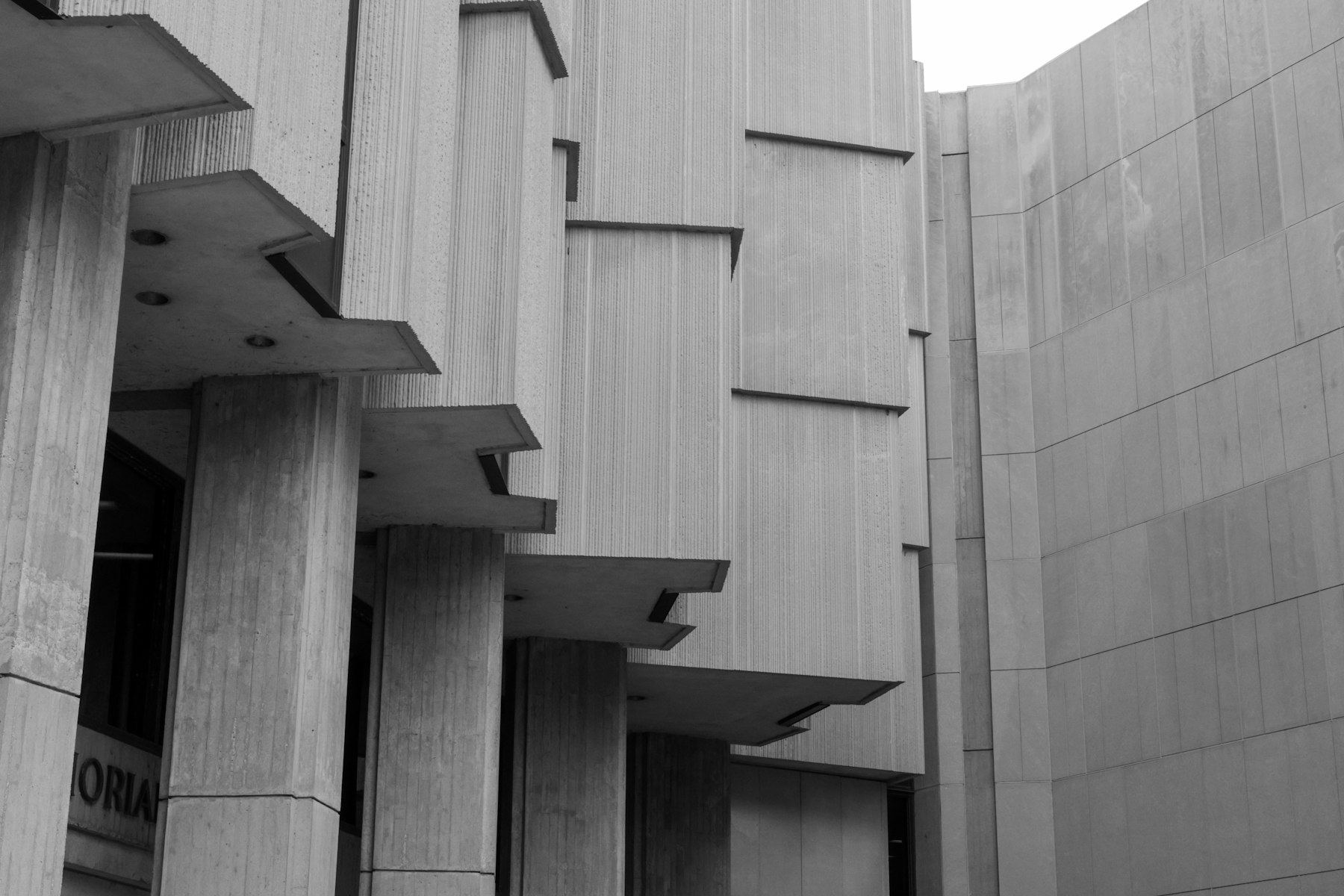 Façade de béton sculptée par l'ombre