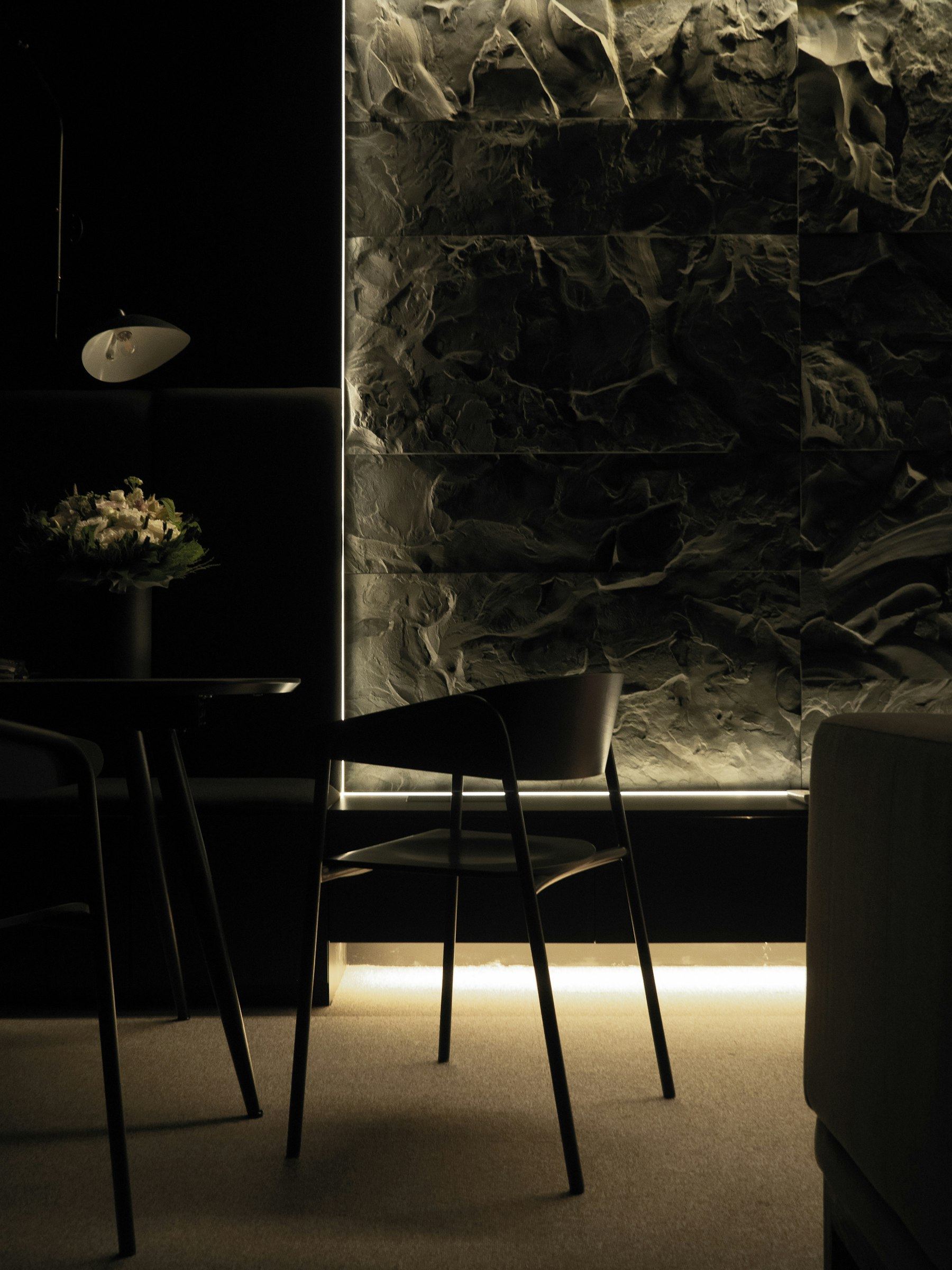 Fauteuil sculptural dans une pièce sombre